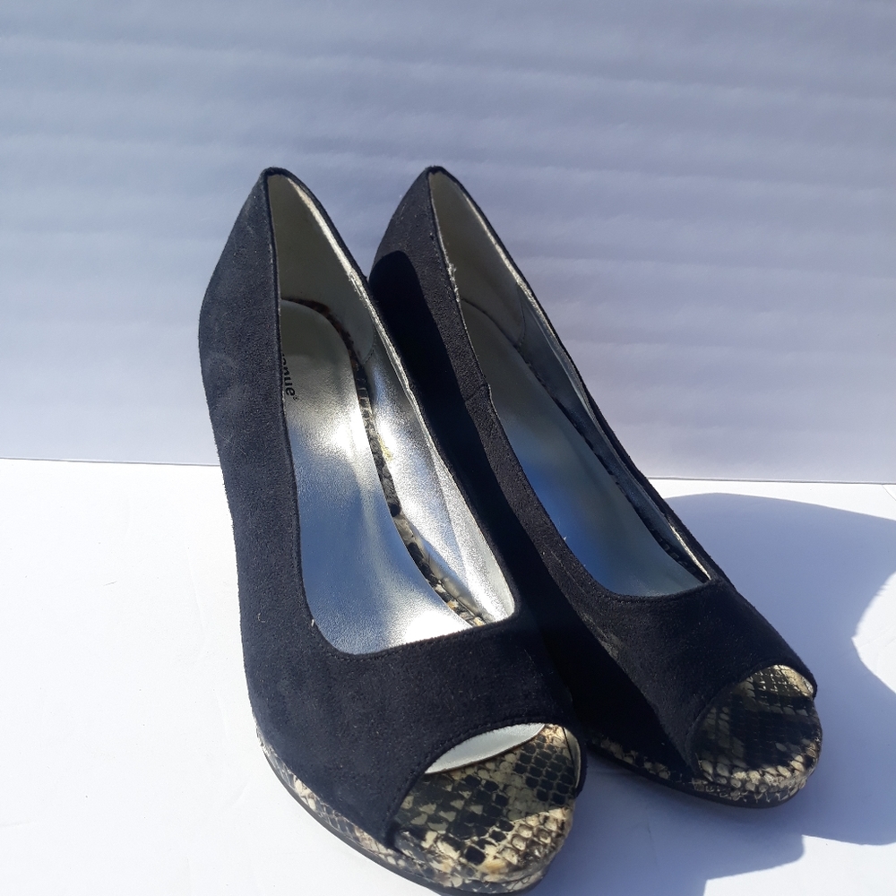 Avenue Women's Bryn snake print heels. Sz 10W.